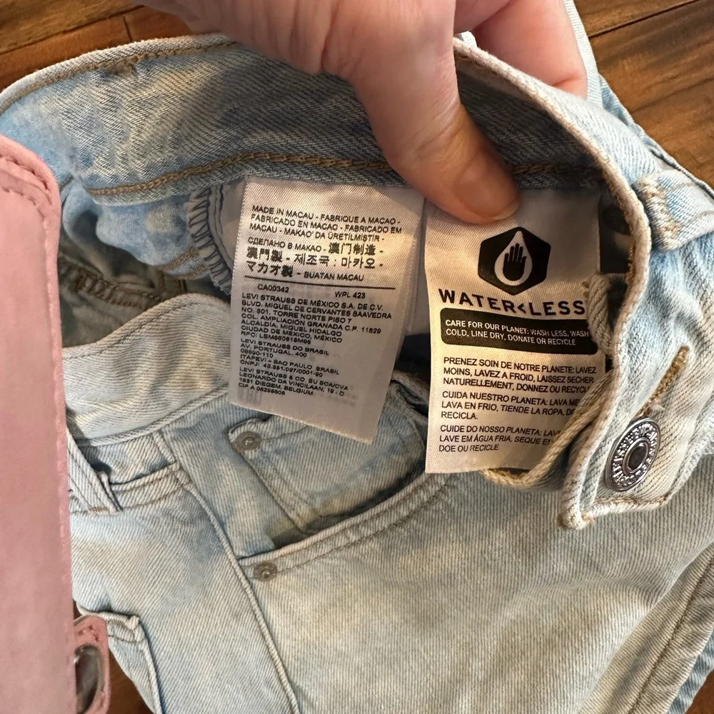 Levi Light Wash High Waist Loose Denim Shorts Size 26 - Picture 4 of 4